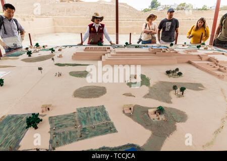 Les touristes sur une visite guidée de Huaca Pucllana, pré Columbian, pré inca, temple pyramide, tombeau et centre administratif, en forme de grenouille, Adobe, et mu Banque D'Images