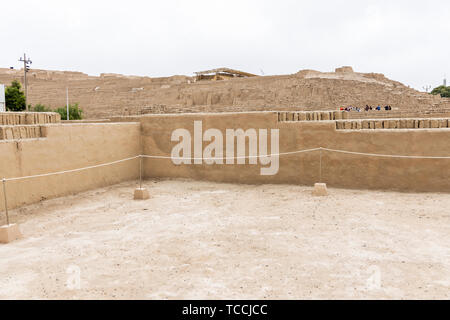 Huaca Pucllana, pré Columbian, pré inca, temple pyramide, tombeau et centre administratif, en forme de grenouille, Adobe, et musée. Site archéologique de Banque D'Images