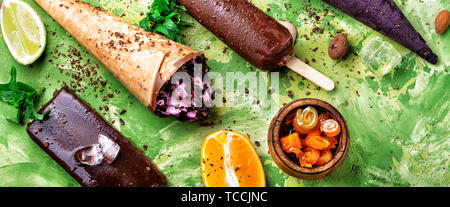 Chocolat, Vanille et de la crème glacée aux fruits.La crème glacée coloré Banque D'Images