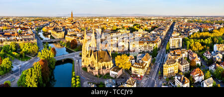 L'église Saint Paul et la cathédrale de Strasbourg - Alsace, France Banque D'Images