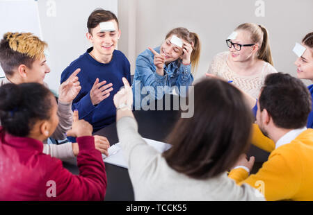 Les autres étudiants jouant un jeu qui peux pendant un jour d'école Banque D'Images