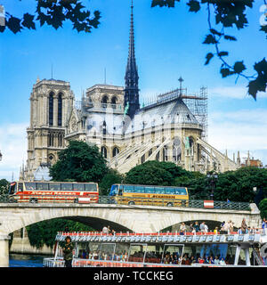 Découvrez Paris Seine bateau de croisière, bus touristiques sur pont, la cathédrale Notre-Dame de Paris, avant l'incendie du 15 avril 2019, Paris, France, Europe, Banque D'Images