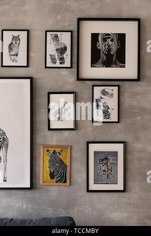 Nijni Novgorod, Russie - 5 Avril 2019 : Photo Studio 2.8. Décor de mur dans un style scandinave avec des affiches. Banque D'Images
