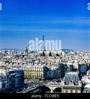 Aperçu de la ville de la cathédrale Notre-Dame de Paris, rive gauche, quartier Latin, Tour Eiffel tower dans la distance, Paris, France, Europe, Banque D'Images