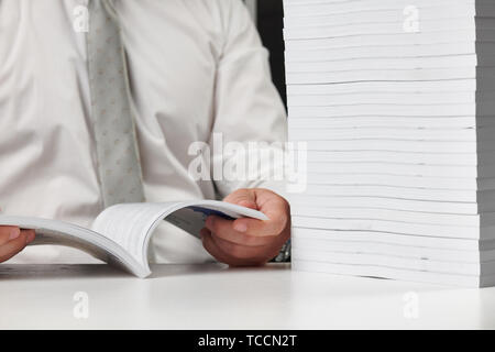 Businessman working dans un bureau, lit pile de livres et des rapports. Business concept de comptabilité financière. Banque D'Images