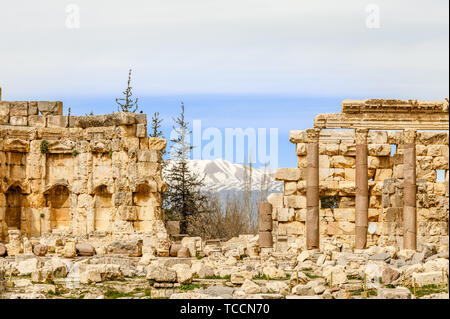 Colonnes de l'ancien temple romain de Jupiter avec des montagnes en arrière-plan, vallée de la Bekaa, à Baalbek, Liban Banque D'Images