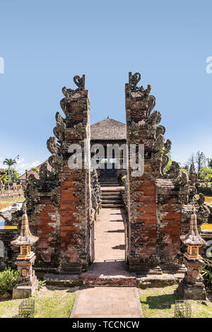 Klungkung, Bali, Indonésie - 26 Février 2019 : entrée split avec pavillon flottant derrière au Palais Royal de Klungkung l'UEDN au Royaume-Uni Banque D'Images