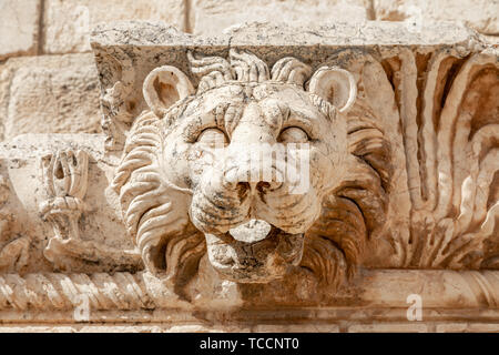 Tête de lion, le mur romain à l'ornement du temple de Bacchus, vallée de la Bekaa, à Baalbek, Liban Banque D'Images