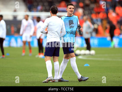 L'Angleterre Declan Rice (à droite) se réchauffe au cours de la demi-finale de la Ligue des Nations Unies à l'Estadio D. Alfonso Henriques, Guimaraes. Banque D'Images