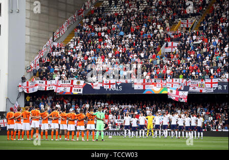 L'Angleterre et Pays-Bas joueurs tenir une minute de silence pour l'ancien président de l'UEFA Lennart Johansson avant le coup d'envoi au cours de la demi-finale de la Ligue des Nations Unies à l'Estadio D. Alfonso Henriques, Guimaraes. Banque D'Images