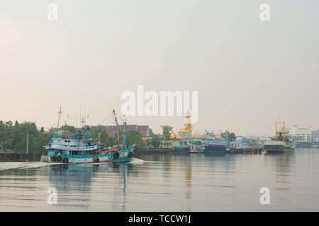 Bangkok, TH - 10 janvier 2019 : Bateaux de pêche thaïlandais Banque D'Images