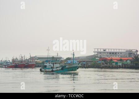 Bangkok, TH - 10 janvier 2019 : Bateaux de pêche thaïlandais Banque D'Images