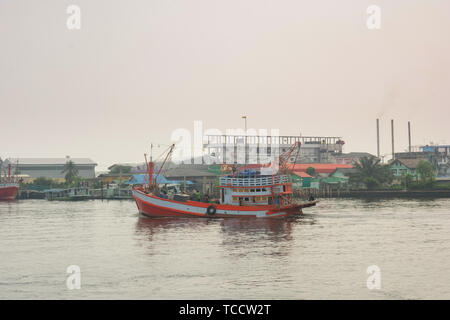 Bangkok, TH - 10 janvier 2019 : Bateaux de pêche thaïlandais Banque D'Images