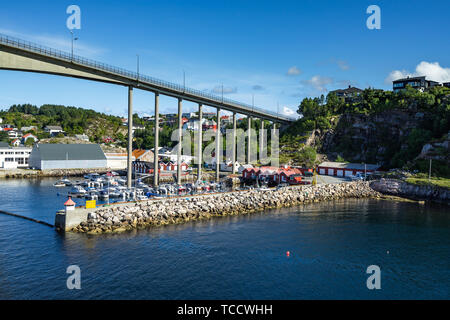 Traversée du pont de la route du détroit de Sorsundet en Kristiansund, More og Romsdal (Norvège) Banque D'Images