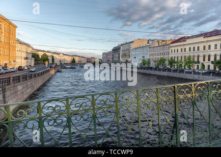 Fin d'après-midi de la balustrade frappant Belinskogo Pont sur la Rivière Fontanka, Saint-Pétersbourg, Russie Banque D'Images