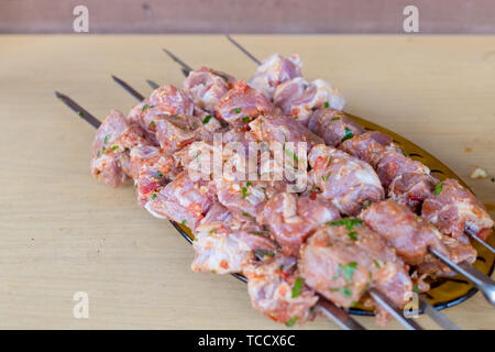 Les viandes fraîches brochettes brochettes de viande préparé sur la plaque.pour mariner on cutting board.Kebab, la viande et légumes sur les brochettes, prêt pour griller Banque D'Images