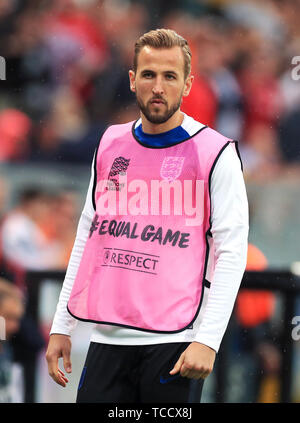 Harry l'Angleterre Kane se réchauffe au cours de la demi-finale de la Ligue des Nations Unies à l'Estadio D. Alfonso Henriques, Guimaraes. Banque D'Images