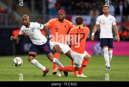 Fabian Delph de l'Angleterre (à gauche) batailles pour la balle avec Pays-bas' Ryan Babel (centre) et Daley Blind lors de la demi-finale de la Ligue des Nations Unies à l'Estadio D. Alfonso Henriques, Guimaraes. Banque D'Images