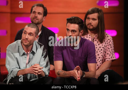 (De gauche à droite au premier rang) Bastille membres Dan Smith, Kyle J Simmons, (rangée arrière) s Farquarson et Chris Wood pendant le tournage pour le Graham Norton Show à BBC Television Centre 6 Studioworks, Wood Lane, Londres, pour être diffusé sur BBC One le vendredi soir. Banque D'Images