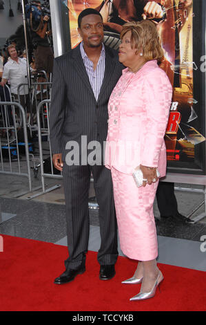 LOS ANGELES, CA. 31 juillet 2007 : Chris Tucker & mère Mary Tucker au Los Angeles premiere de "Rush Hour 3" au Grauman's Chinese Theatre, à Hollywood. © 2007 Paul Smith / Featureflash Banque D'Images