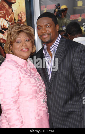 LOS ANGELES, CA. 31 juillet 2007 : Chris Tucker & mère Mary Tucker au Los Angeles premiere de "Rush Hour 3" au Grauman's Chinese Theatre, à Hollywood. © 2007 Paul Smith / Featureflash Banque D'Images