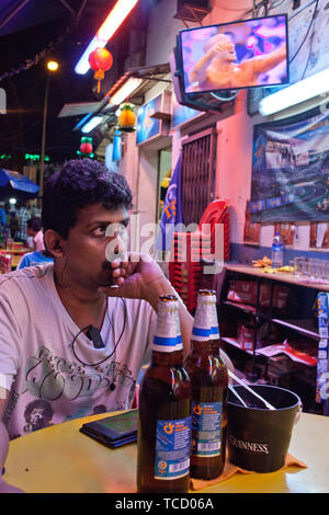 Les travailleurs migrants se détendre dans Little India un dimanche soir. Singapour Banque D'Images