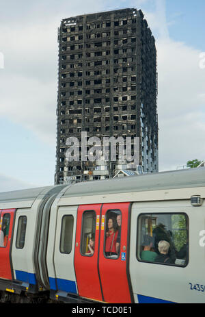 Latimer Road avant la fermeture en raison de débris d'incendie à la Tour de Grenfell, Londres, Angleterre, Royaume-Uni Banque D'Images