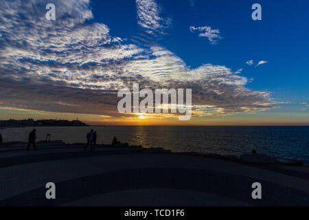 Magnifique coucher de soleil avec nuages texturé et une place publique en silhouette Banque D'Images