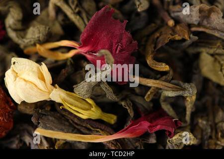 Pile de feuilles de thé sèches Jasmin aromatique isolated on white Banque D'Images