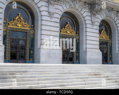 Escalier extérieur menant à l'entrée à l'édifice de l'hôtel de ville classique Banque D'Images