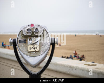 Tower viewer télescope et jumelles à l'océan et la plage de jour par temps couvert avec storm coming Banque D'Images