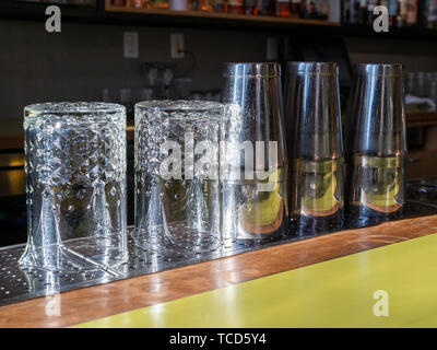 Boire des verres et boire shaker assis sur comptoir bar Banque D'Images
