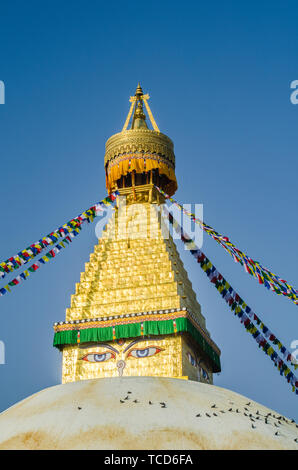 Le dôme et la spire d'or de Bodhnath Stupa, Katmandou, Népal Banque D'Images