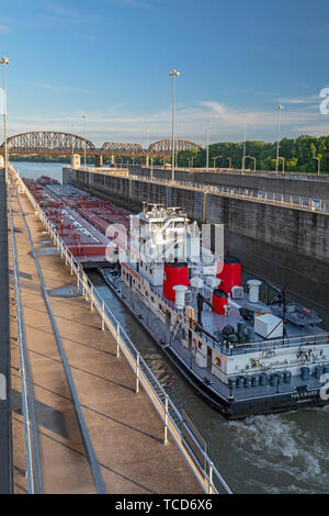 Louisville, Kentucky - Le Marathon Petroleum G du remorquage de barges pétrolières pousse Blazer par le blocage de McAlpine sur l'Ohio River. Banque D'Images