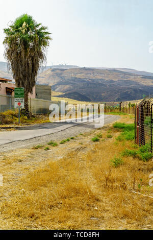 Gesher, Israël - June 04, 2019 : la vallée du Jourdain, et les panneaux d'avertissement, près de la frontière entre Israël et la Jordanie Banque D'Images