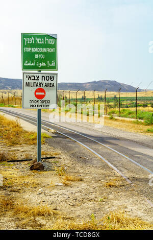 Gesher, Israël - June 04, 2019 : la vallée du Jourdain, et les panneaux d'avertissement, près de la frontière entre Israël et la Jordanie Banque D'Images