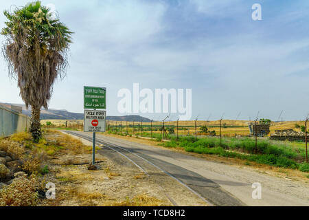 Gesher, Israël - June 04, 2019 : la vallée du Jourdain, et les panneaux d'avertissement, près de la frontière entre Israël et la Jordanie Banque D'Images