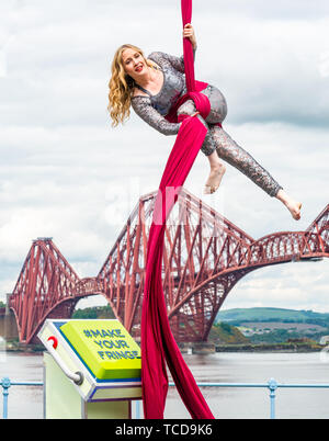 Artiste aérienne Blaise Donald lance le programme du Festival Fringe d'Edinburgh Fringe & hashtag # MakeYourFringe au célèbre Forth Rail Bridge, Ecosse, Royaume-Uni Banque D'Images