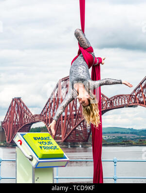 Artiste aérienne Blaise Donald lance le programme du Festival Fringe d'Edinburgh Fringe & hashtag # MakeYourFringe au célèbre Forth Rail Bridge, Ecosse, Royaume-Uni Banque D'Images