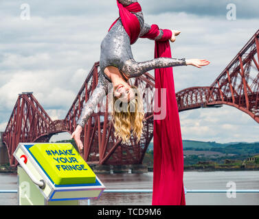 Artiste aérienne Blaise Donald lance le programme du Festival Fringe d'Edinburgh Fringe & hashtag # MakeYourFringe au célèbre Forth Rail Bridge, Ecosse, Royaume-Uni Banque D'Images