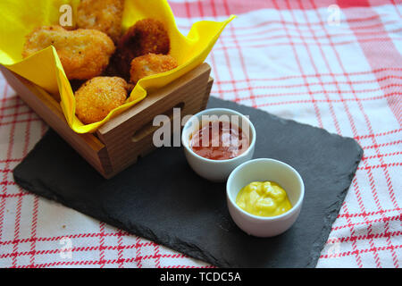 Servant des tapas avec des croquettes et de la sauce tomate et la moutarde Banque D'Images