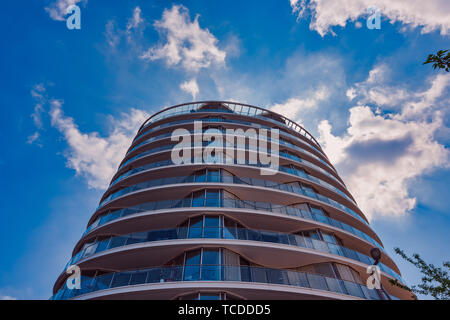 Hambourg, Allemagne - 01 juin 2019 : un appartement bords de la construction ciel ensoleillé Banque D'Images