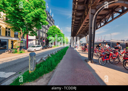 Hambourg, Allemagne - 01 juin 2019 : Une grande location station est située directement sous le toit de la gare ferroviaire et l'Elbphilharmonie offre une m Banque D'Images