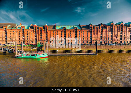 Hambourg, Allemagne - 01 juin 2019 : des individus non identifiés ont une promenade à travers Speicherstadt Banque D'Images