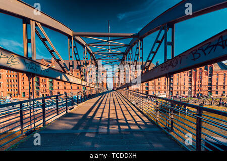 Hambourg, Allemagne - 01 juin 2019 : des individus non identifiés ont une promenade à travers Speicherstadt Banque D'Images
