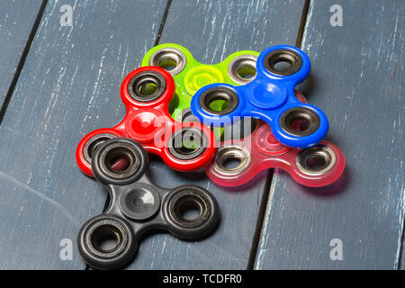 Fidget part spinner le jouet sur un fond de bois Banque D'Images