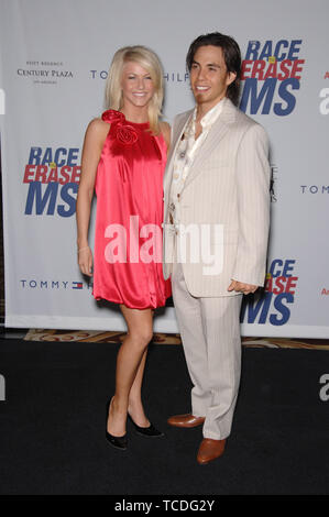 LOS ANGELES, CA. 14 avril 2007 : Apolo Anton Ohno & Julianne Hough à la 14e course annuelle pour effacer MS gala à l'hôtel Hyatt Regency Century Plaza de Los Angeles. © 2007 Paul Smith / Featureflash Banque D'Images