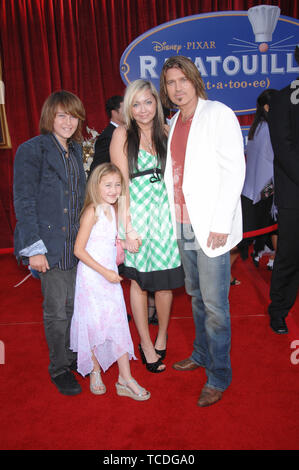 LOS ANGELES, CA. 23 juin 2007 : Billy Ray Cyrus et de la famille lors de la première mondiale de 'Ratatouille' au Kodak Theatre, à Hollywood. © 2007 Paul Smith / Featureflash Banque D'Images