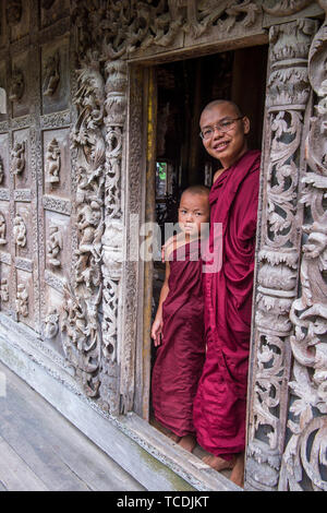 Moines au monastère Shwenandaw à Mandalay, Myanmar Banque D'Images