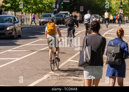 Montréal, Canada - 6 juin 2019 : Les gens sont faire du vélo sur une piste cyclable sur la rue Laurier, dans le quartier le plateau. Banque D'Images